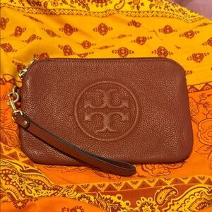 Tory Burch Pebbled Leather Logo Wristlet - Russet